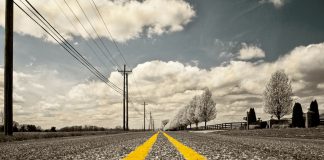 2 Bitcoin Charts Side by Side Reveals Trendlines Can be Enormously Prejudiced