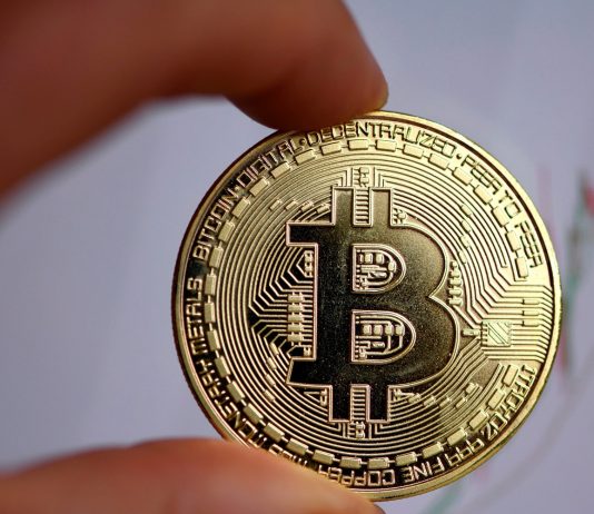 Bitcoin, Altcoins Value Decline As Crypto Liquidations Close to $900 Million In The Previous Day