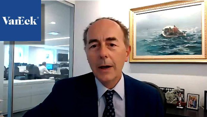 VanEck CEO Predicts $300Okay Bitcoin as ETF Surpasses Gold, Fueling “Digital Gold” Narrative