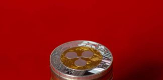 Coinbase And Ripple CEOs Reportedly Meet Howard Lutnick Over CLARITY Act